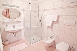 Koupelna v ubytování Hotel San Leonardo + 27 fotografií