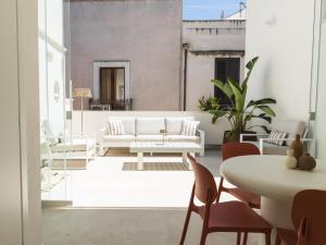 a living room with a white couch and a table at Casa Nacci Accoglienza di Lusso in Brindisi
