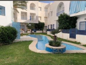 a swimming pool in front of a building at Dar el Bahri in Beni Khiar