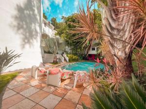 an image of a swimming pool in a yard at Les Jardins de Rio in Rio de Janeiro