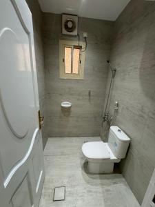 a small bathroom with a toilet and a shower at Lovely High Quality Self Check-in Apartments شقق سلام بالدخول الذاتي in Medina +8 photos