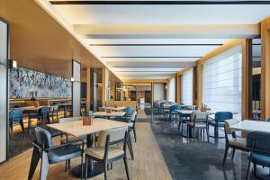 a dining room filled with tables and chairs at Fairfield by Marriott Ningde Xiapu in Xiapu