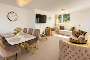 a living room with a table and chairs and a couch at Hill's View - 6 Sleeps - 10 minute walk to the town in Barnstaple