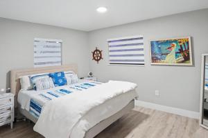 a bedroom with a bed and a painting on the wall at Mango Tree House in Hialeah +12 photos