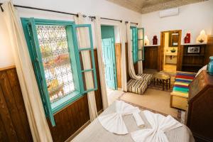 ein Wohnzimmer mit einem Tisch und einem Fenster in der Unterkunft Riad 111 & Spa in Marrakesch