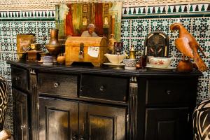 ein Holzschrank mit Gegenständen darauf in der Unterkunft Riad 111 & Spa in Marrakesch
