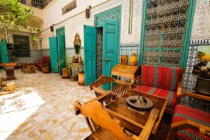 ein Wohnzimmer mit Sofa und Tisch in der Unterkunft Riad 111 & Spa in Marrakesch
