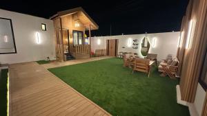 a living room with a green lawn in the middle at شاليه وقاعة ايليت in Buraydah
