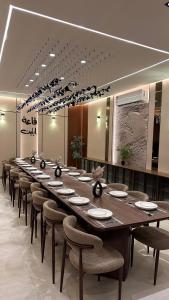 a long table and chairs in a room at شاليه وقاعة ايليت in Buraydah