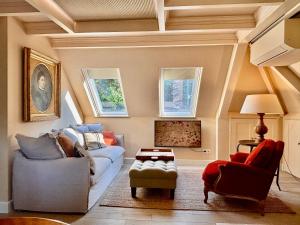 a living room with a couch and a chair at Fortuna Spinoza in Monnickendam