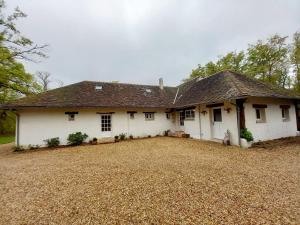 a large white house with a large driveway at Les Gordons in Chaumont-sur-Tharonne