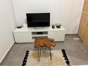a living room with a white desk with a television at Soleya Apartment in Quartier de Lorient