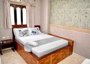 a small bedroom with a bed in a room at HOTEL LUA ORIGENEs in Rodadero