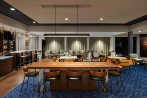 a restaurant with a large table and chairs at Courtyard by Marriott Annapolis in Annapolis