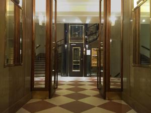 un corridoio con pavimento a scacchi in un edificio di Vienna Comfort Apartments a Vienna