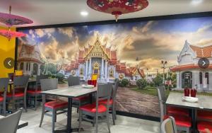 ein Esszimmer mit einem großen Gemälde an der Wand in der Unterkunft Premium Inn & Suites in Calgary