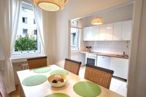 A kitchen or kitchenette at State Opera Alley Lodge