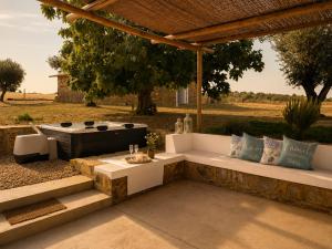 an outdoor seating area with a hot tub in a yard at Recanto D Idjaro in Recanto