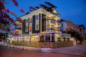 ein hohes Gebäude mit vielen Fenstern in der Unterkunft Kayı Hotel in Fethiye