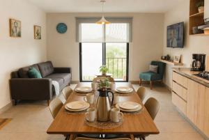 a kitchen and living room with a table and chairs at Luminoso departamento cerca de bodas y jardines! in Atlixco