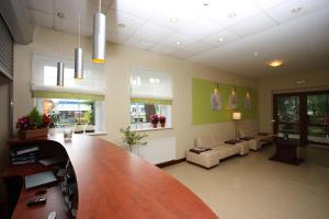 a waiting room with a long table in a hospital at Gryf Ośrodek Międzywodzie in Międzywodzie