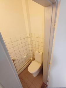 a small bathroom with a toilet in a room at Double room 1 with Free Parking in Nørresundby