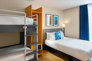 a bedroom with a bunk bed and a bunk bed gmaxwell gmaxwell gmaxwell gmaxwell at Four Points Flex by Sheraton Cardiff in Cardiff