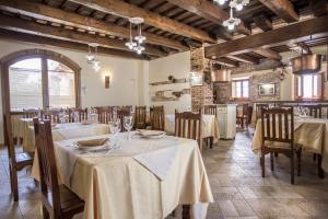 A restaurant or other place to eat at La Castellaia Resort