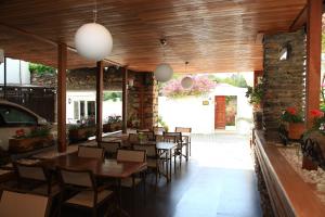 un restaurante con techos de madera, mesas y sillas en Albatros Hotel, en Bodrum City