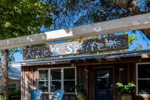 ein Restaurant mit einem Schild, auf dem „Åsles Spire“ steht in der Unterkunft Artless Sprite in Santa Rosa Beach + 43 Fotos