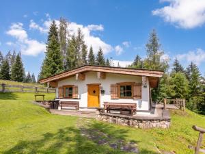 eine kleine Hütte mit Veranda auf einem Feld in der Unterkunft Schneeberghütte in Thiersee