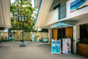 a building with an umbrella and a basketball hoop at Waikiki Beachside Hostel in Honolulu