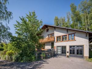 an exterior view of a house with a driveway at Léoras Cocoon in Membre