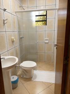 a bathroom with a toilet and a sink at hotel Maanaim in Candói