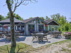 a restaurant with tables and chairs in front of it at Zomerzoet in Brouwershaven