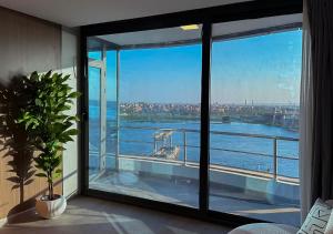 a room with a large window with a view of the river at Panoramic Nile View 3BR Apartment in Cairo