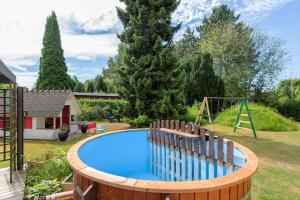 a circular pool with a wooden fence around it at 8159-Praesto-Vagtelvej-8 in Præstø
