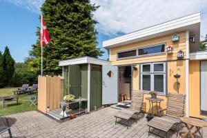 a tiny house with a flag on a patio at 8159-Praesto-Vagtelvej-8 in Præstø
