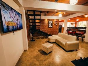 a living room with a couch and a table at ISA BELLA Hospedaje y Cabaña Entre Aves in Luna Park