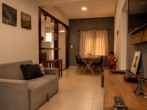 a living room with a couch and a table at Flat com Jacuzzi em Capitólio - Cantinho do Lago 1 in Capitólio