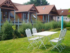 a table and chairs in front of a house at Ich kenne ein Haus am Meer in Putbus