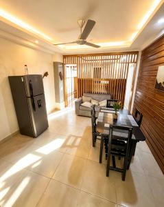 a living room with a table and a refrigerator at Bungalow o apartamento de 1 Habitación con Piscina Para Parejas in Las Terrenas
