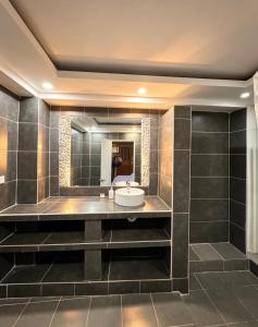a bathroom with a sink and a mirror at Bungalow o apartamento de 1 Habitación con Piscina Para Parejas in Las Terrenas