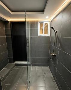 a bathroom with a shower with a glass door at Bungalow o apartamento de 1 Habitación con Piscina Para Parejas in Las Terrenas