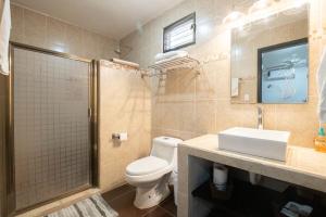 a bathroom with a toilet and a sink and a shower at Home 365 Mérida Comodidad, amplitud total, 3 recamaras, 2 baños 5 camas ideal familias Consulado Americano in Mérida