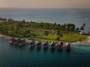 an aerial view of a group of resorts in the water at Cabañas Wailidub, San Blas in Ogobsitupo