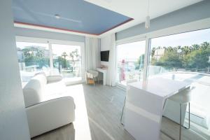 โทรทัศน์และ/หรือระบบความบันเทิงของ Masd Mediterraneo Hotel Apartamentos Spa