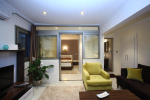 sala de estar con sofá y silla en Albatros Hotel, en Bodrum City