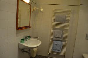 bagno con lavandino e specchio di Vienna Comfort Apartments a Vienna