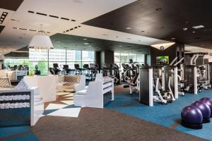 a gym with treadmills and elliptical machines at W Bellevue in Bellevue